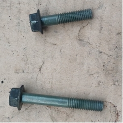 Болты двигателя